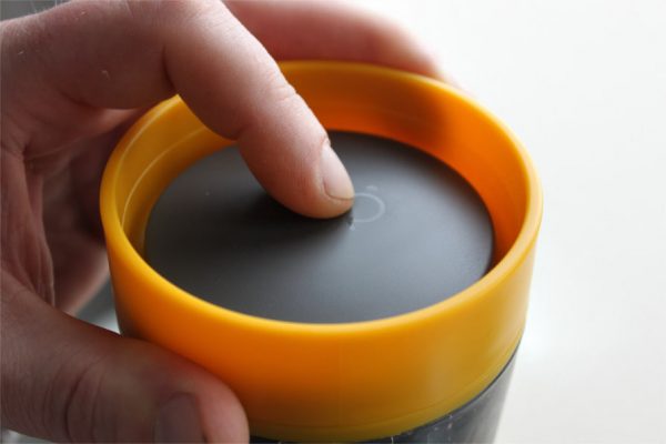 Circular&Co (rCup) to izolowany kubek wykonany z poddanych recyklingowi papierowych kubków do kawy. Beza szkodliwego bisfenolu A (BPA)