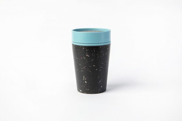 Circular&Co (rCup) to izolowany kubek wykonany z poddanych recyklingowi papierowych kubków do kawy. Beza szkodliwego bisfenolu A (BPA)