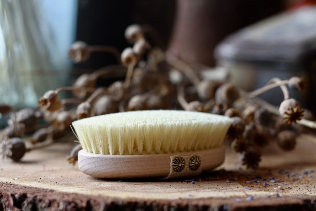Szczotka do masażu ciała na sucho i mokro marki Brista z naturalnego włókna agawy i drewna bukowego. Ujędrnia skórę, pomaga pozbyć się cellulitu.