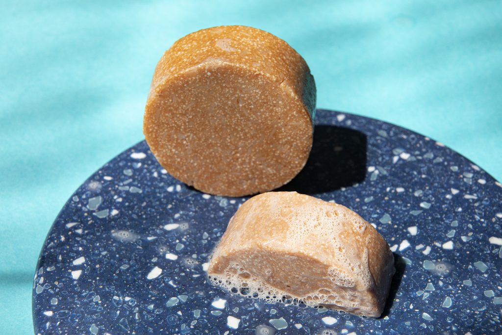 Uniwersalny szampon w kostce na bazie roślinnych składników idealny do codziennego stosowania - Mydlarnia Cztery Szpaki
